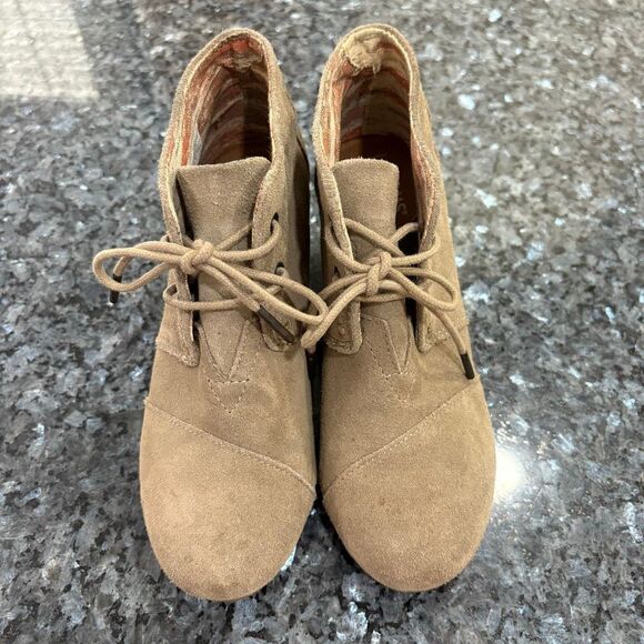 TOMS Desert Wedge Booties Women’s Size 6.5 – Taupe Suede Lace-Up Ankle Boots - Picture 2 of 11